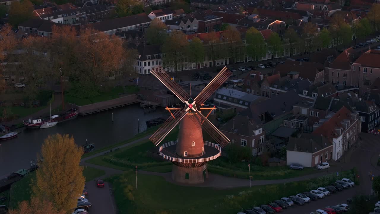 Panorama dall'alto dei corsi d'acqua e delle facciate in mattoni di Gorinchem, Paesi Bassi