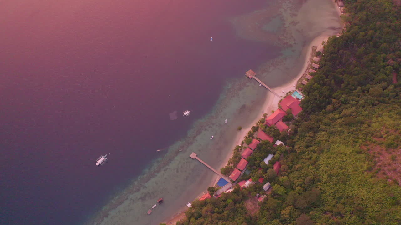 필리핀의 열대 섬 위의 드론에서 볼 수 있는 다채로운 해가 지는 모습.