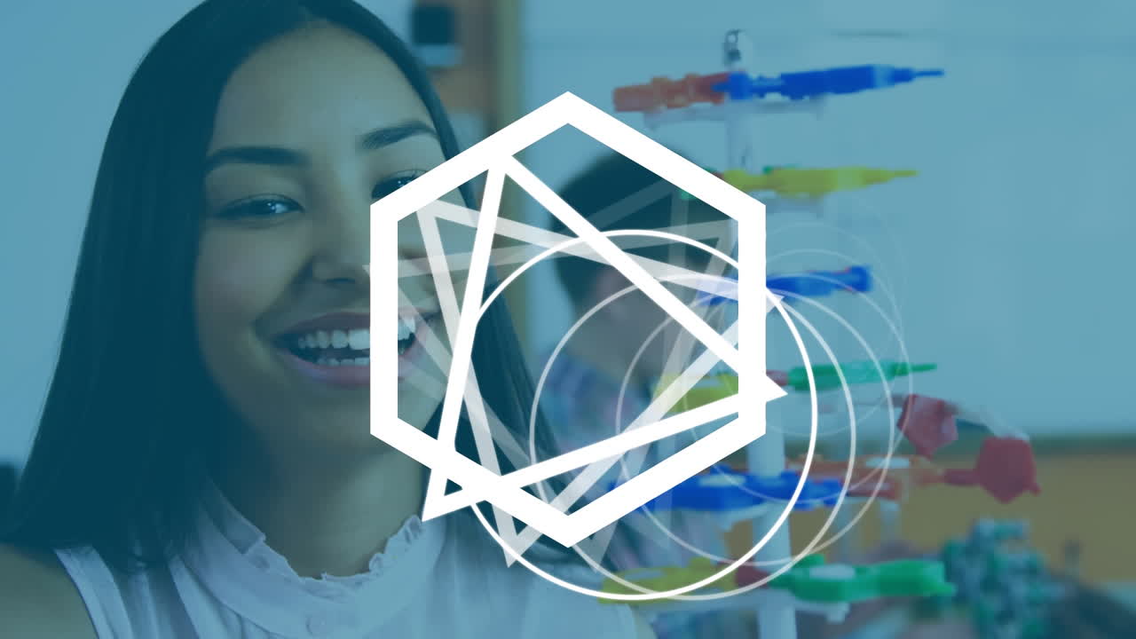 forma de triángulo geométrico girando contra la maestra tocando el modelo de estructura de adn en el laboratorio