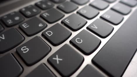 las teclas negras en un teclado de portátil moderno 05