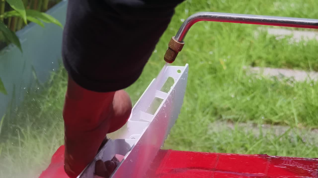 물 제트로 색 플라스틱 부품을 청소하는 것