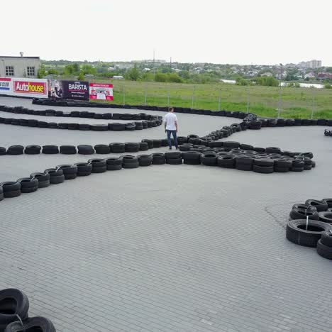 conductor con casco en el circuito de kart