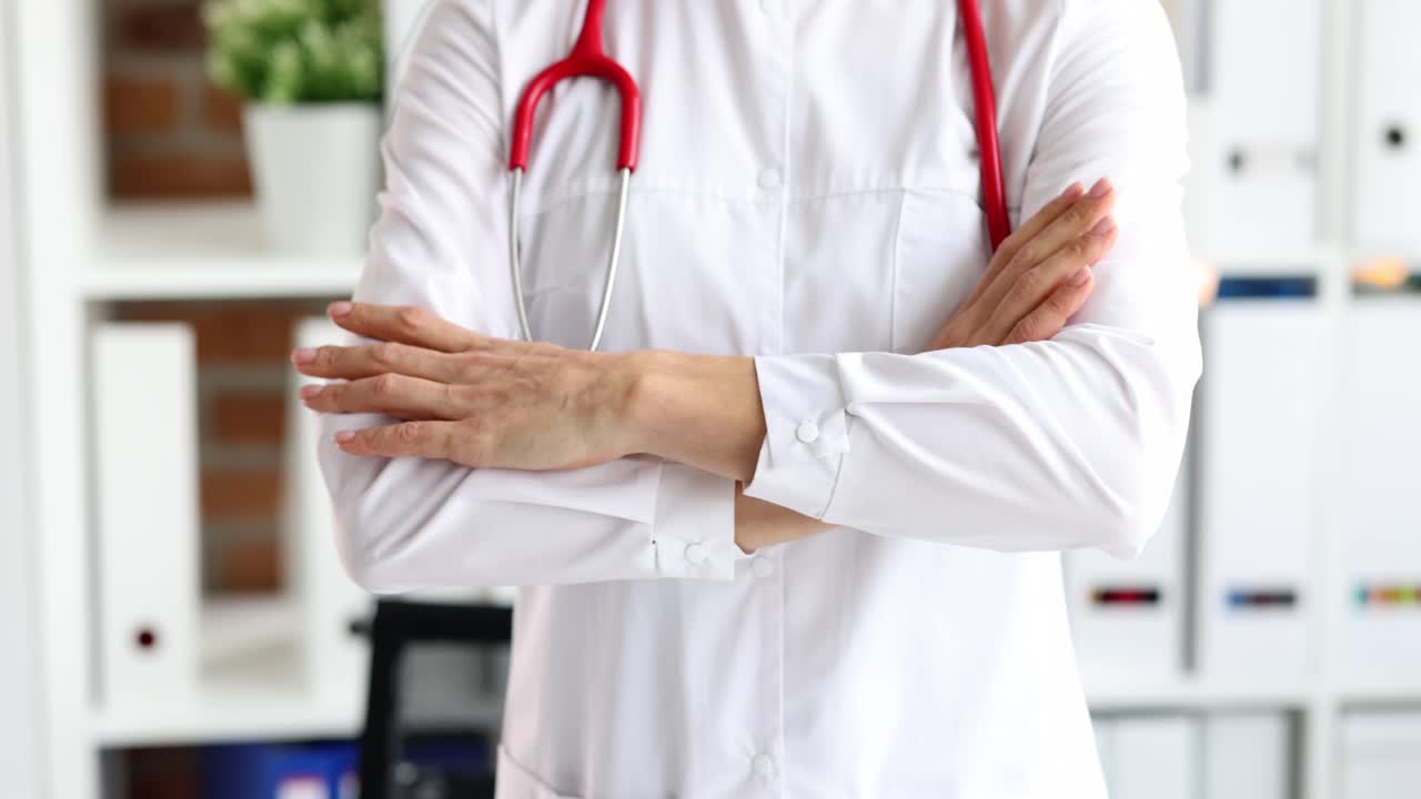Médico o profesional de la salud con estetoscopio y brazos cruzados