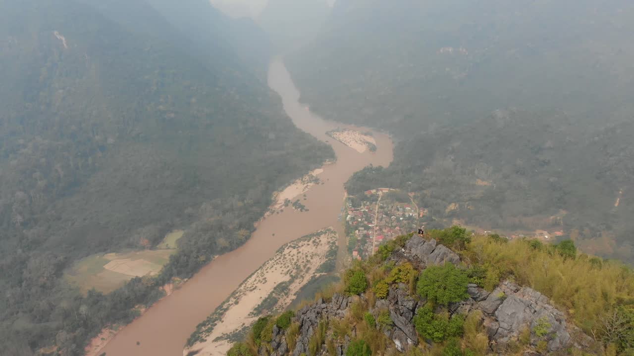 Vista sulle montagne con case a Muang Ngoy, Luang Prabang, Laos