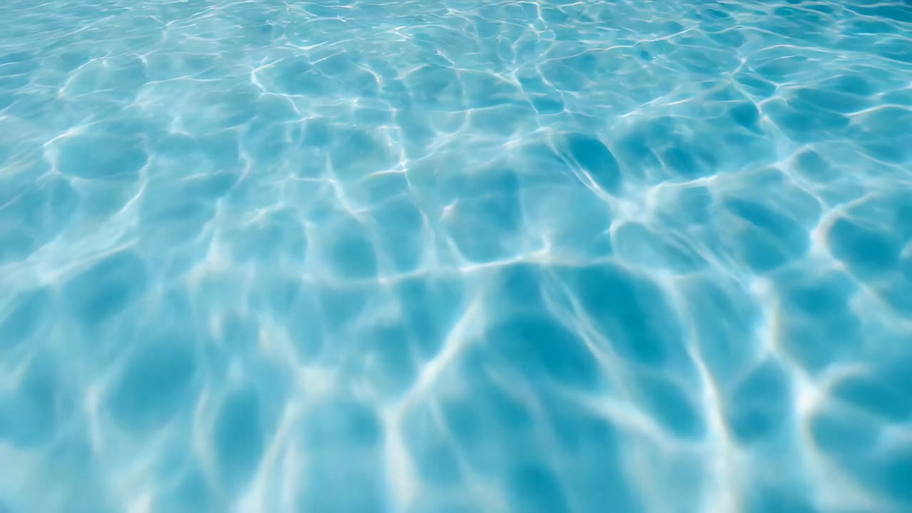 Permukaan air yang terkena sinar matahari memantulkan pola cahaya kaustik yang berubah-ubah di kolam dangkal, dengan riak-riak lembut