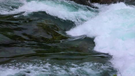 Gebirgsflusswasser-Mit-Zeitlupennahaufnahme