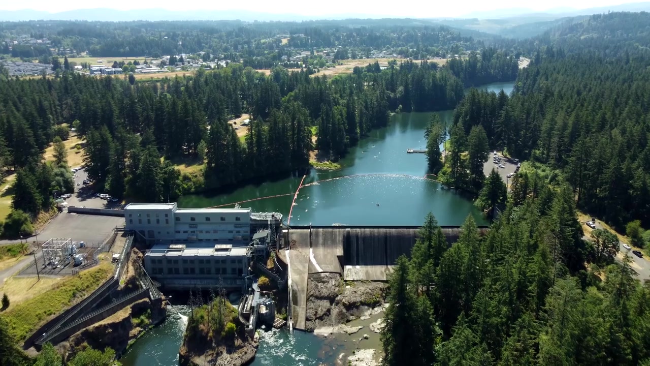 USA, OR, Estacada, Přehrada River Mill a jezero Estacada, 2024-07-14 - Let nad přehradou River Mill u jezera Estacada na řece Clackamas.