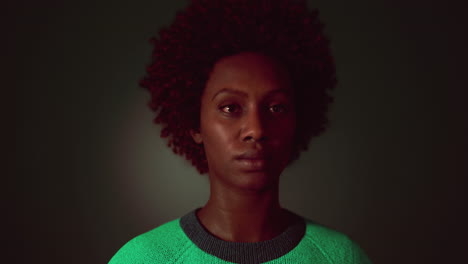 retrato de una hermosa mujer negra feliz de pie