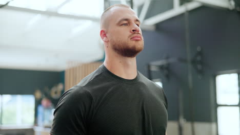 hombre estirandose en el gimnasio
