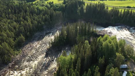 La-Cascada-Ristafallet-En-La-Parte-Occidental-De-Jamtland-Está-Catalogada-Como-Una-De-Las-Cascadas-Más-Hermosas-De-Suecia.