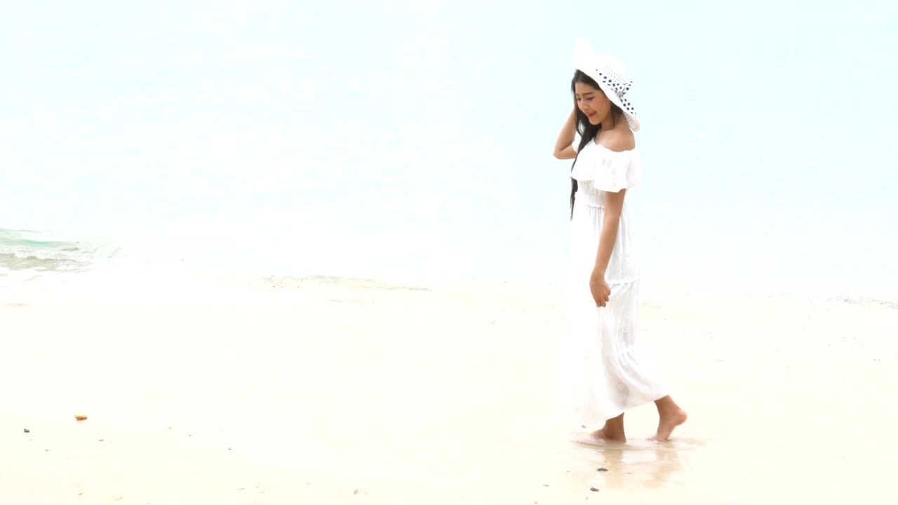 해변을 따라 는 아시아 여성의 아름다움, 사람과 라이프 스타일 개념, 여름 휴가 및 휴식 테마, 여성의 행복한 삶.