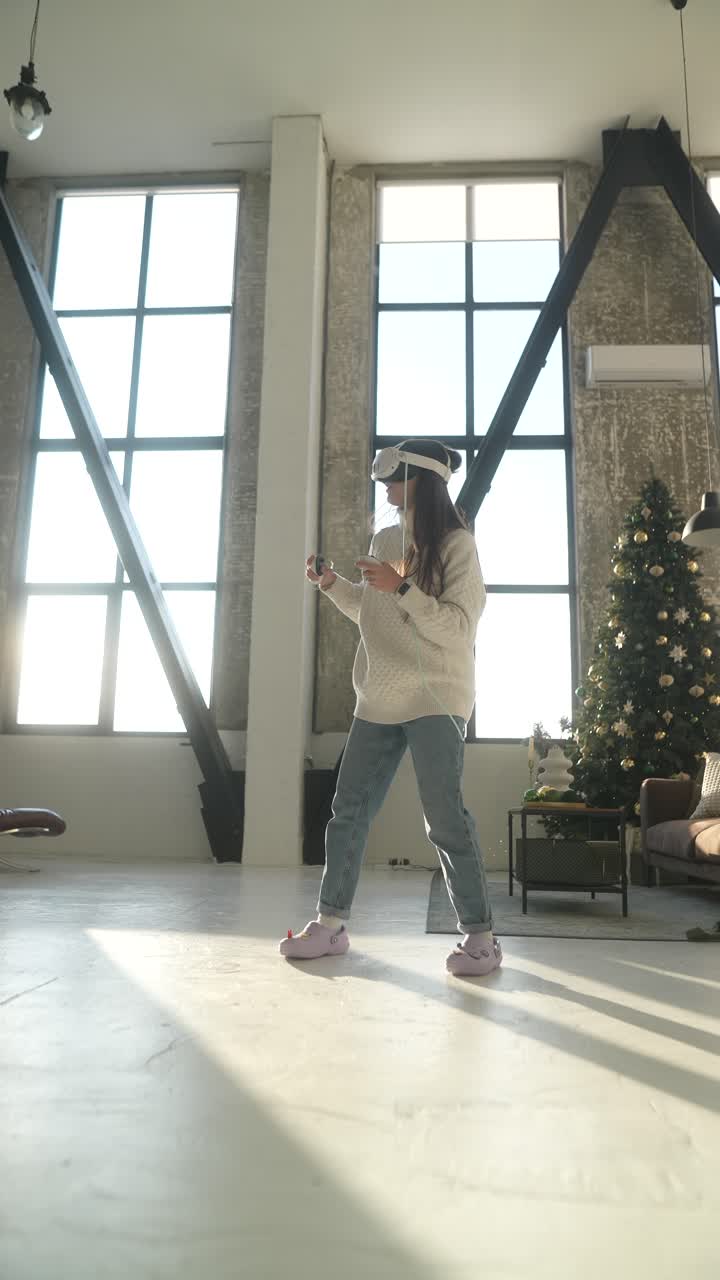 크리스마스에서 현대적인 거실에서 vr 게임을 하는 여성