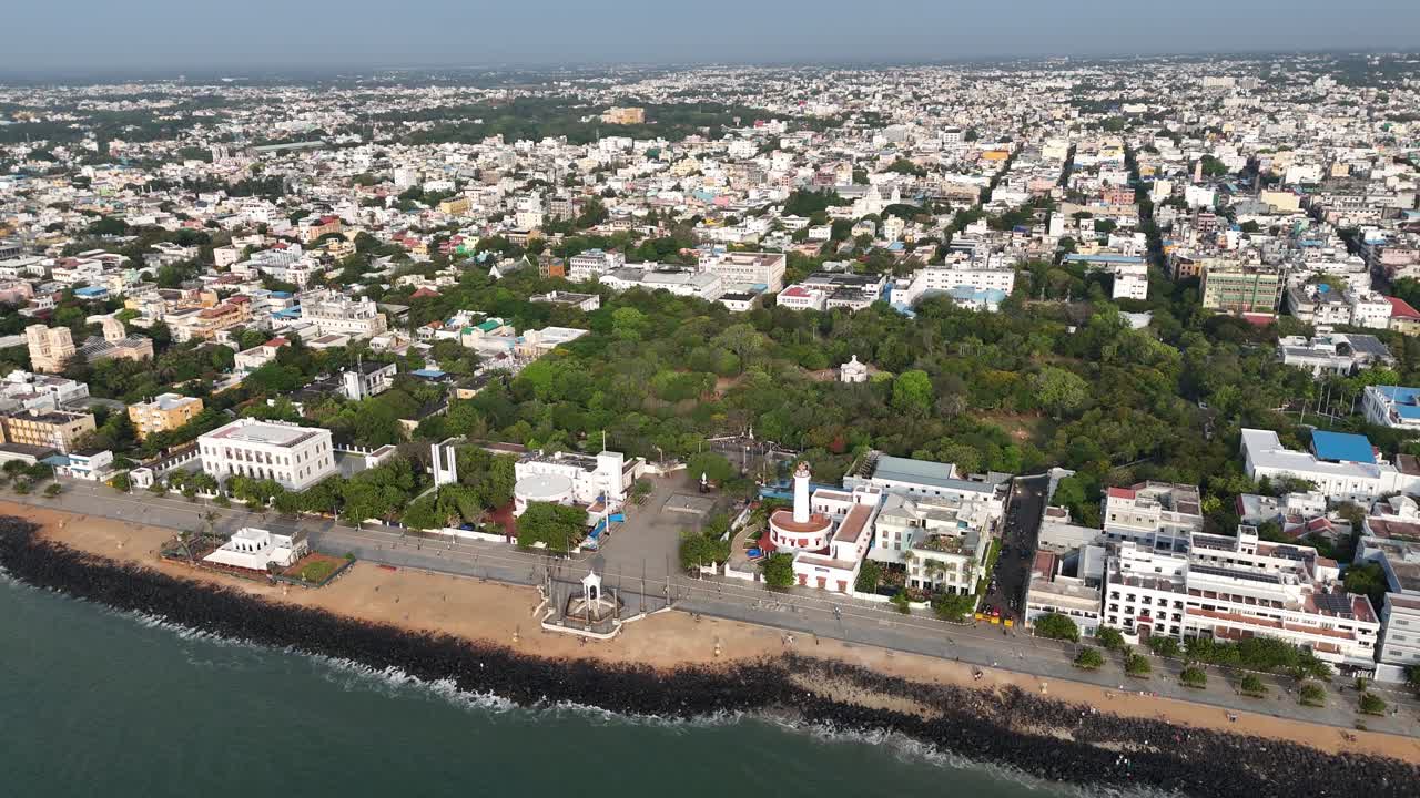 Un video aereo a Pondicherry mostra la più grande statua di Gandhi presente in Asia. I pilastri di granito della statua furono portati da Gingee e la costruzione della statua fu completata nel 1965 dai Tamil