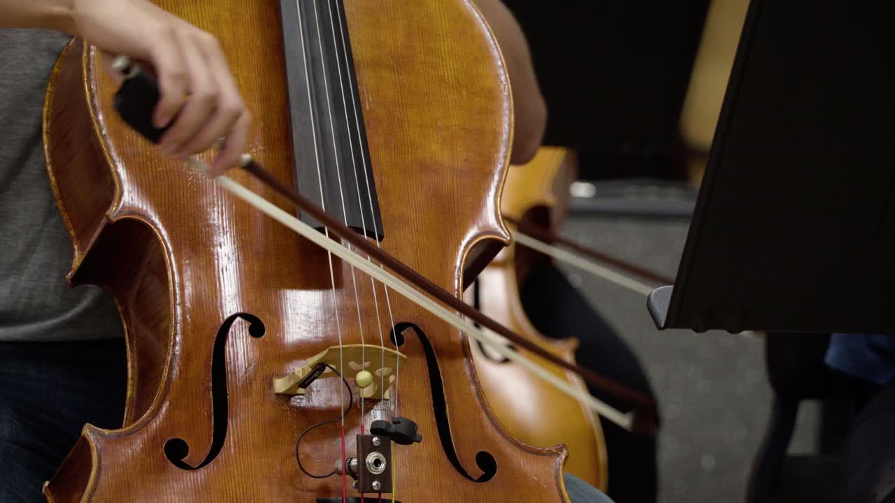 Cellist playing different articulations