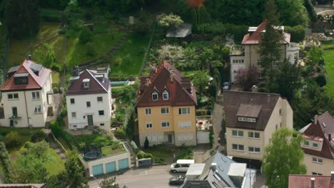 Blick-Aus-Der-Vogelperspektive-Auf-Autos,-Die-In-Einem-Kleinen-Hügeligen-Dorf-In-Stuttgart,-Baden-Württemberg,-Deutschland,-Europa-Fahren,-Blickwinkel-Schwenken