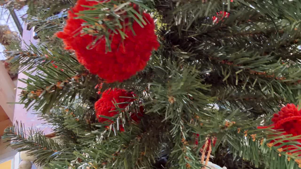 Close-up de uma Árvore de Natal Decorada com Enfeites Festivos