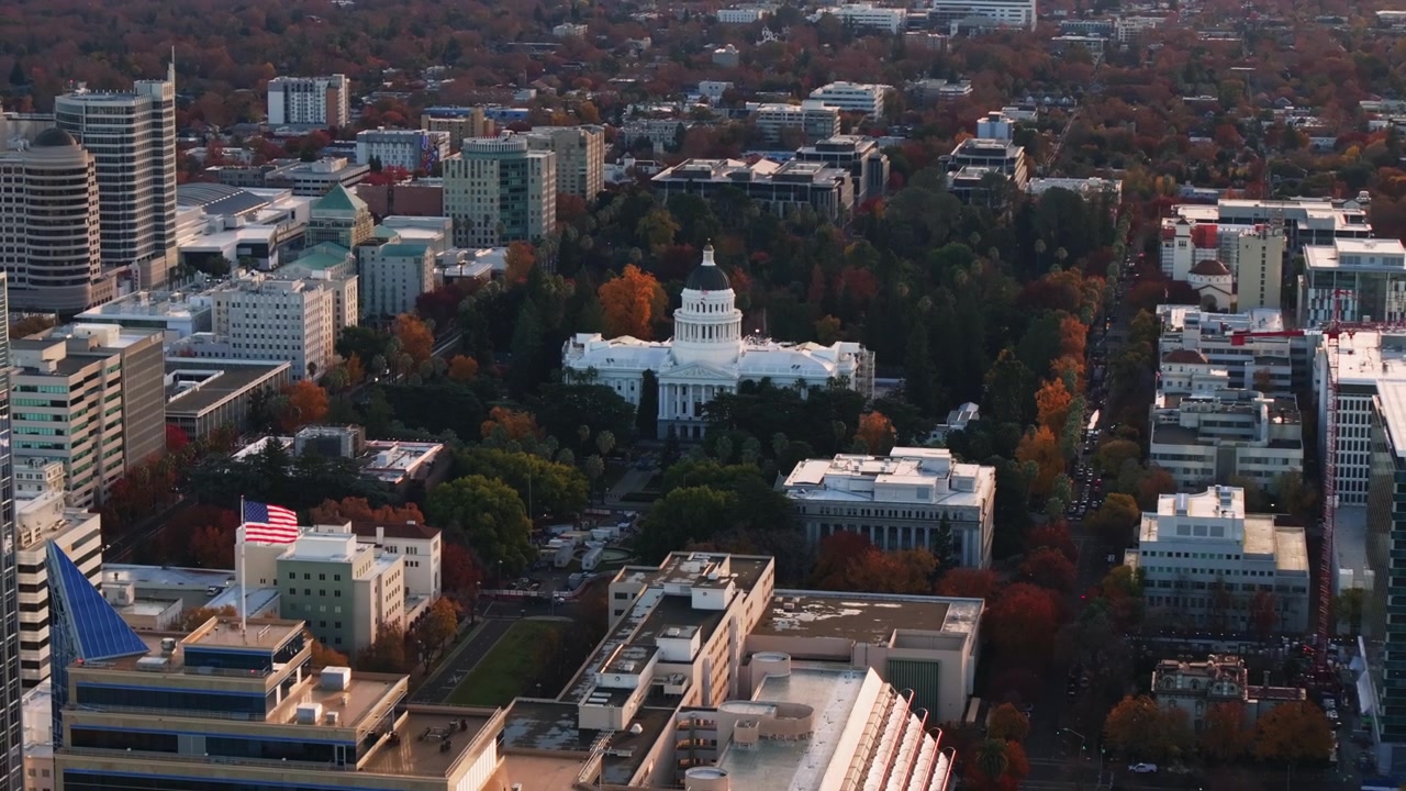 Droneoptagelse af Californiens delstatsparlament i Sacramento, CA under den gyldne time, med tilbagetrækning og opadgående vip, 4K UHD