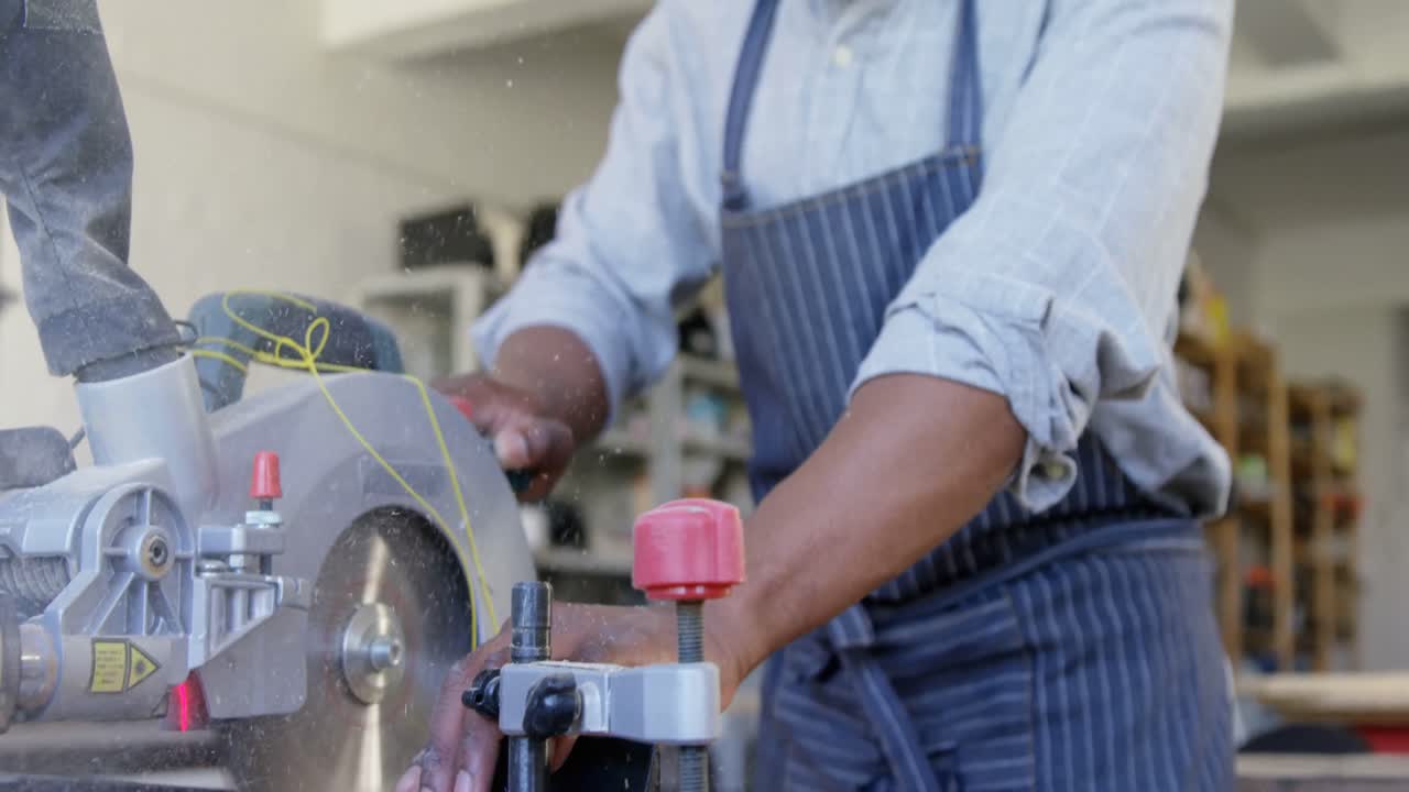 carpintero cortando tablas de madera con una sierra eléctrica 4k