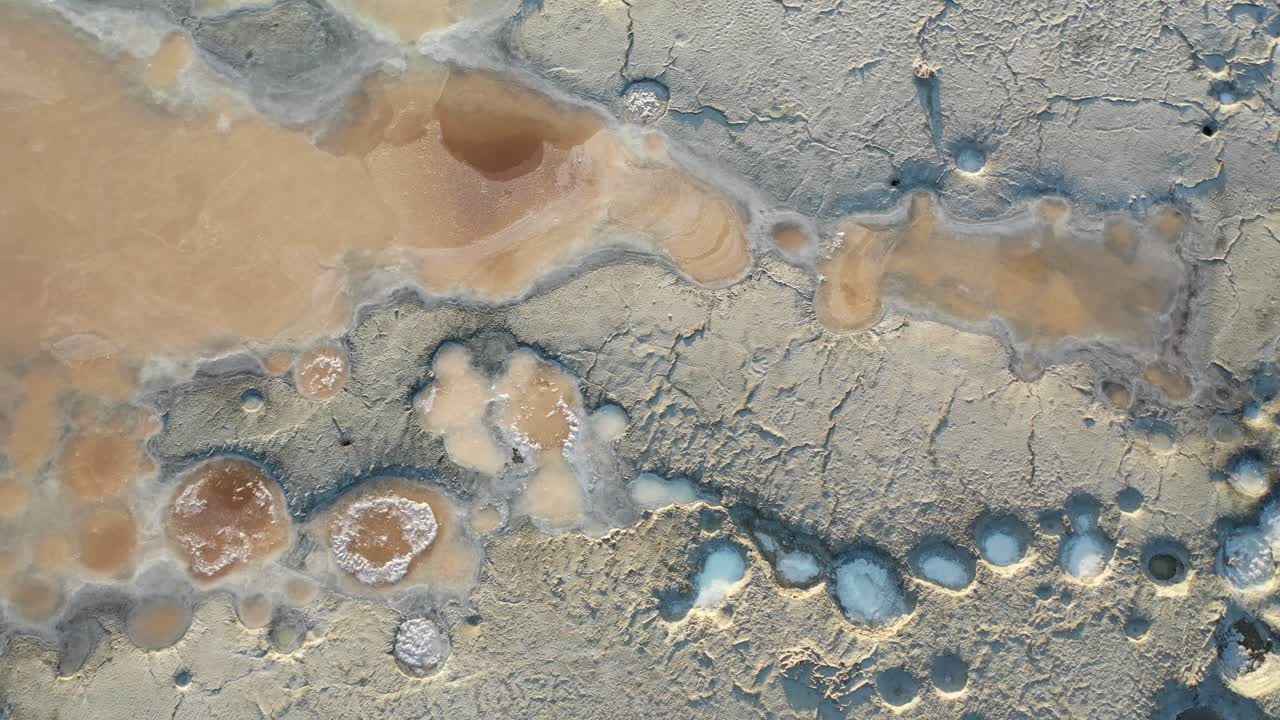 vista aérea de arriba hacia abajo, patrones de salinas, evaporación solar, cosecha de minerales por el gran lago salado en utah usa