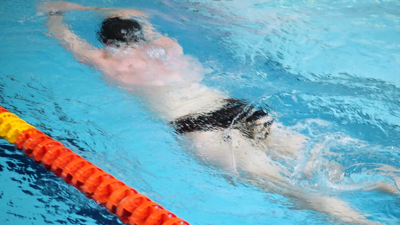 Persona nadando en una piscina