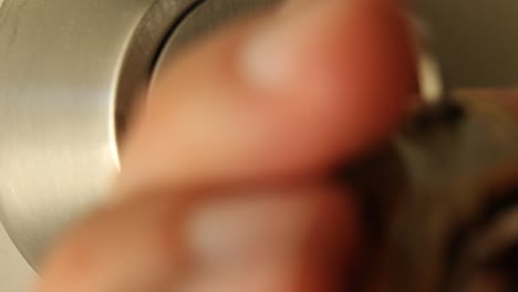 llave insertada en la cerradura de la puerta con cerrojo y girada hacia la derecha y hacia la izquierda residencial cierre medio