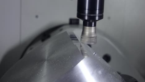 máquina de fresado cnc para metalurgia. corte de metal tecnología de procesamiento moderna.