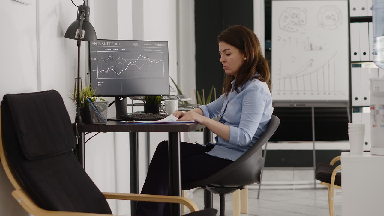 женщина, работающая за своим столом в офисе