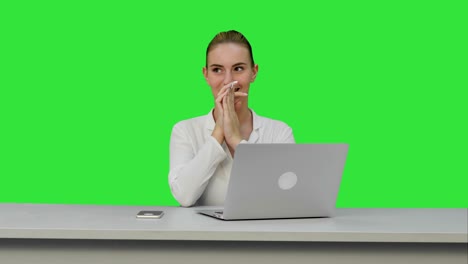 mujer de negocios feliz disfruta trabajando en una computadora portátil, imagine el proyecto y escriba en una pantalla verde, tecla chroma