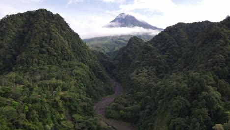 Schöne-Aussicht-Auf-Den-Berg-Merapi-Am-Morgen-Zwischen-Den-Grünen-Hügeln