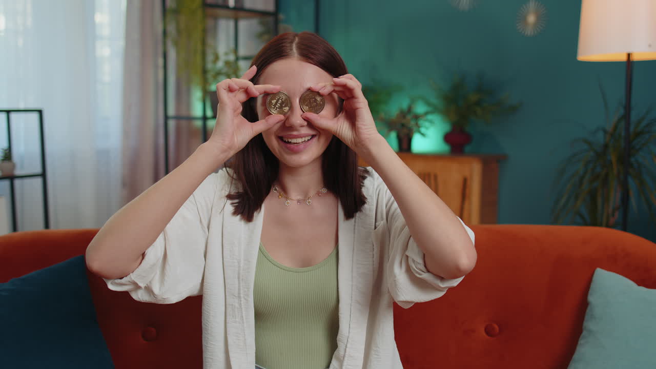 mujer comerciante de acciones ganando bitcoins después de monitoreo en línea operaciones de comercio minería mantener monedas btc