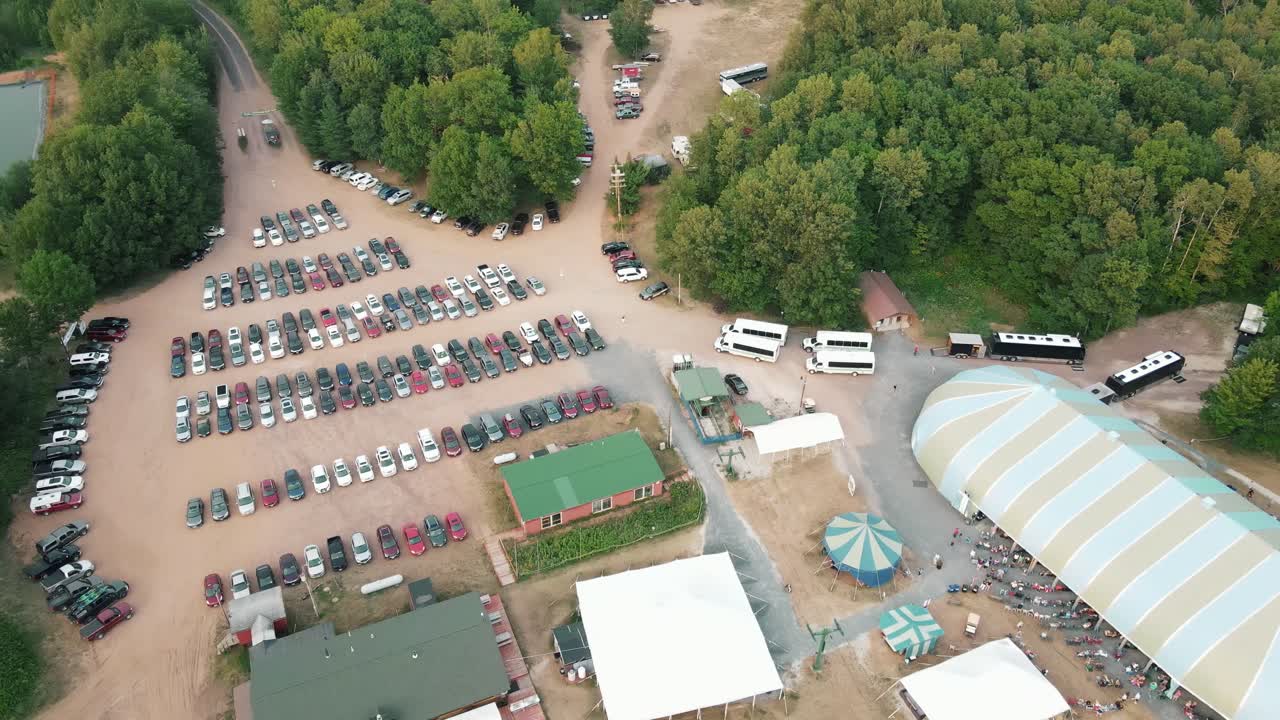 vista de drones del área de estacionamiento contigua a la famosa carpa chautauqua en la región del lago superior