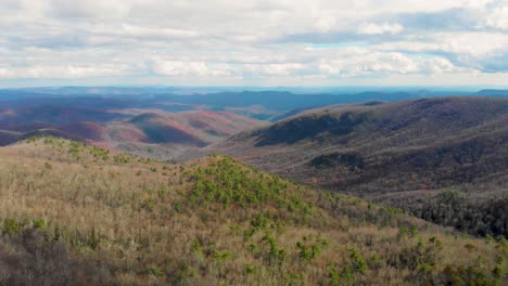 video aéreo de drones de 4k de los acantilados de la cala perdida en la avenida blue ridge cerca de linville, nc