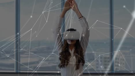 Mujer-Vistiendo-Un-Casco-De-Realidad-Virtual-Mientras-Medita