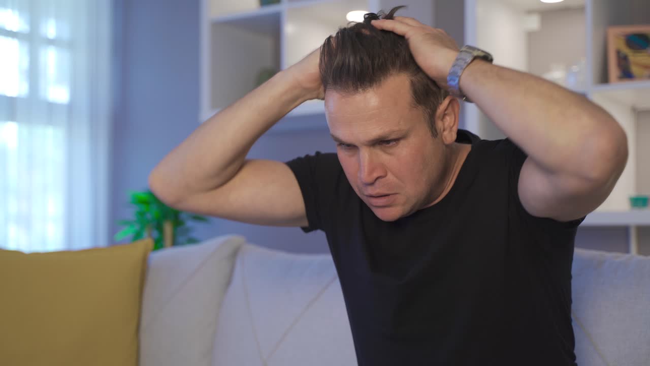 hombre considerado, abandonado, engañado, en bancarrota, estresado.