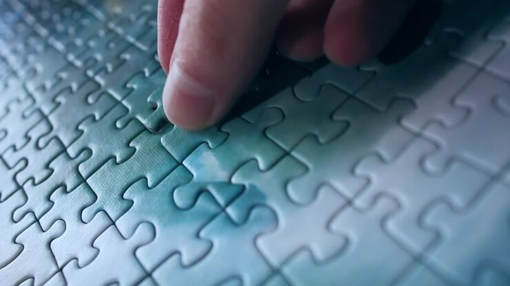 L'ultimo pezzo di un puzzle che viene assemblato