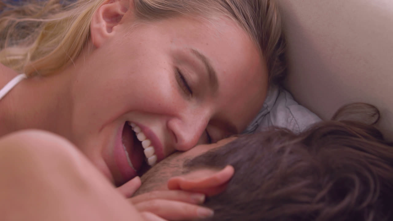 pareja íntima hablando en la cama