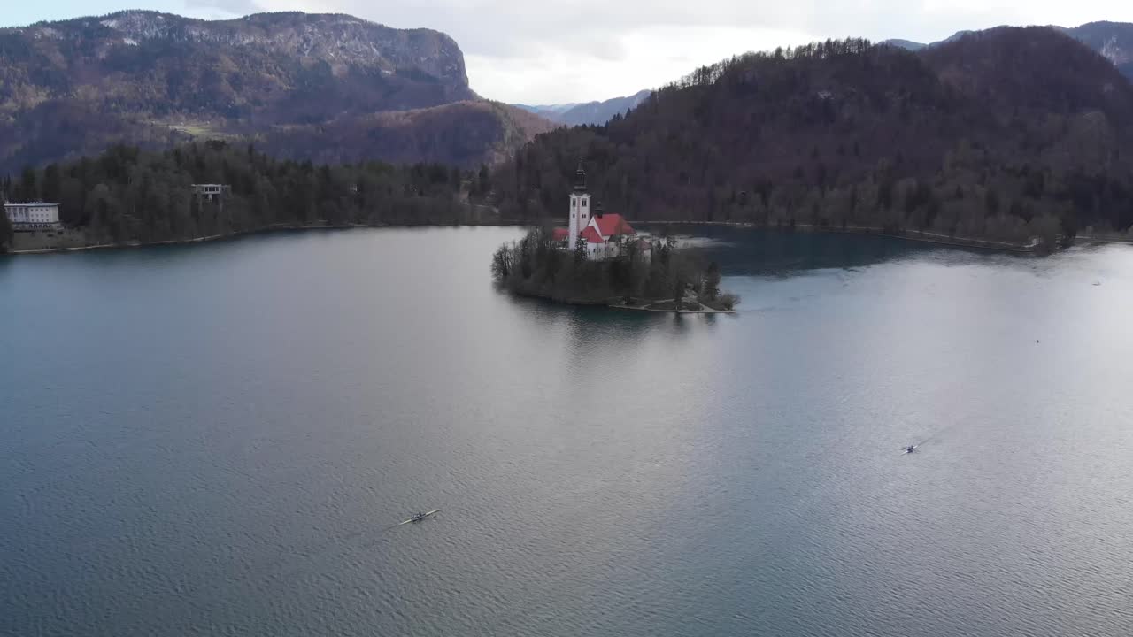 Suggestiva scena autunnale del Lago di Bled al tramonto