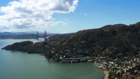 Ciudad-De-Sausalito,-Por-El-Puente-Golden-Gate-En-El-área-De-La-Bahía-De-San-Francisco,-California---Vista-Aérea-De-Drones