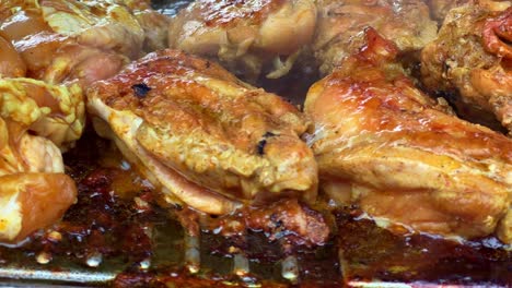 pollo cocinado en una parrilla caliente y comenzando a cocinar es de color marrón