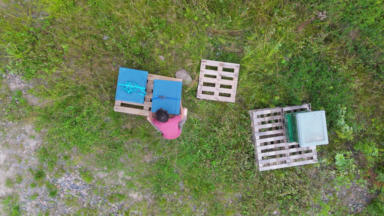 벌집 을  에 놓고 있는 양봉업자 의 위상