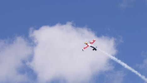 helicópteros realizando acrobacias sobre el mar con rastros de humo