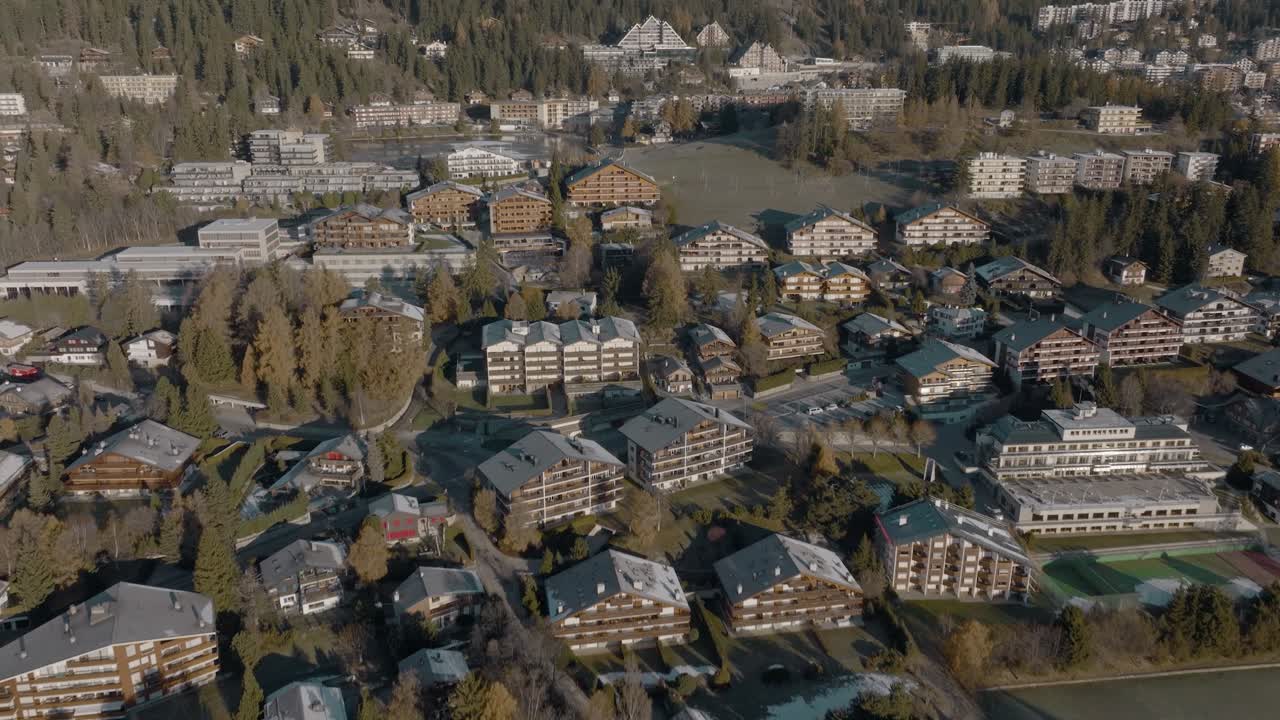 antena inclinada hacia arriba sobre casas alpinas del hermoso resort de montaña crans montana, suiza