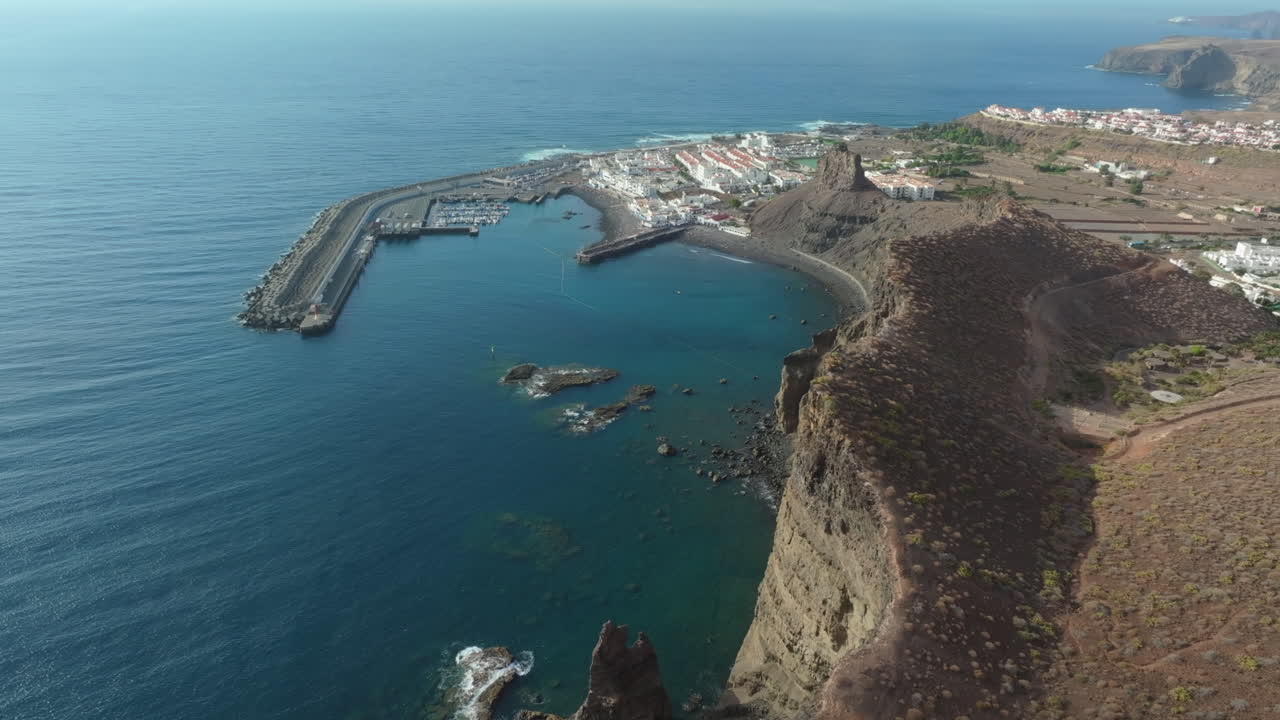Toàn cảnh trên không của cảng và ngôi làng Puerto de las Nieves, ở Agaete, Gran Canaria, Tây Ban Nha