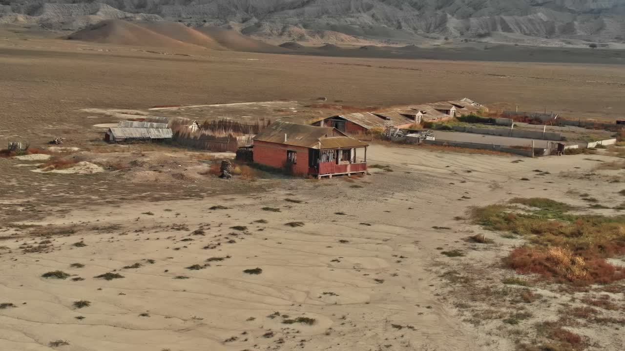 Casa e villaggio abbandonati nella regione caucasica della Georgia