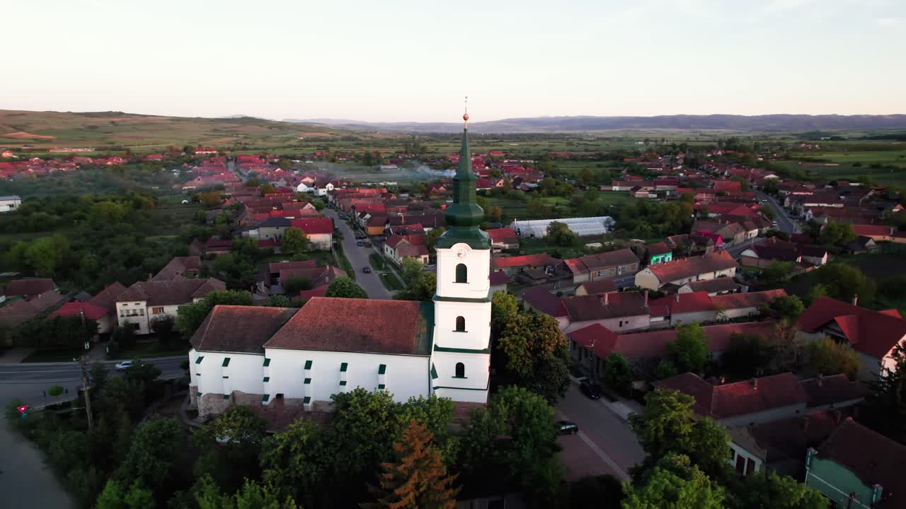 vista aérea de la órbita de la iglesia protestante medieval húngara en un pueblo verde