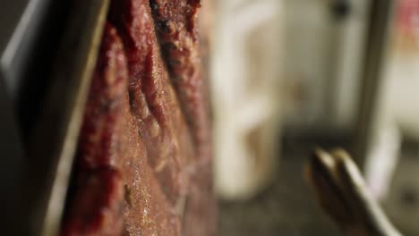 Chef-De-Cocina-Cocinando-Costillas-A-La-Barbacoa,-Tiro-Vertical.