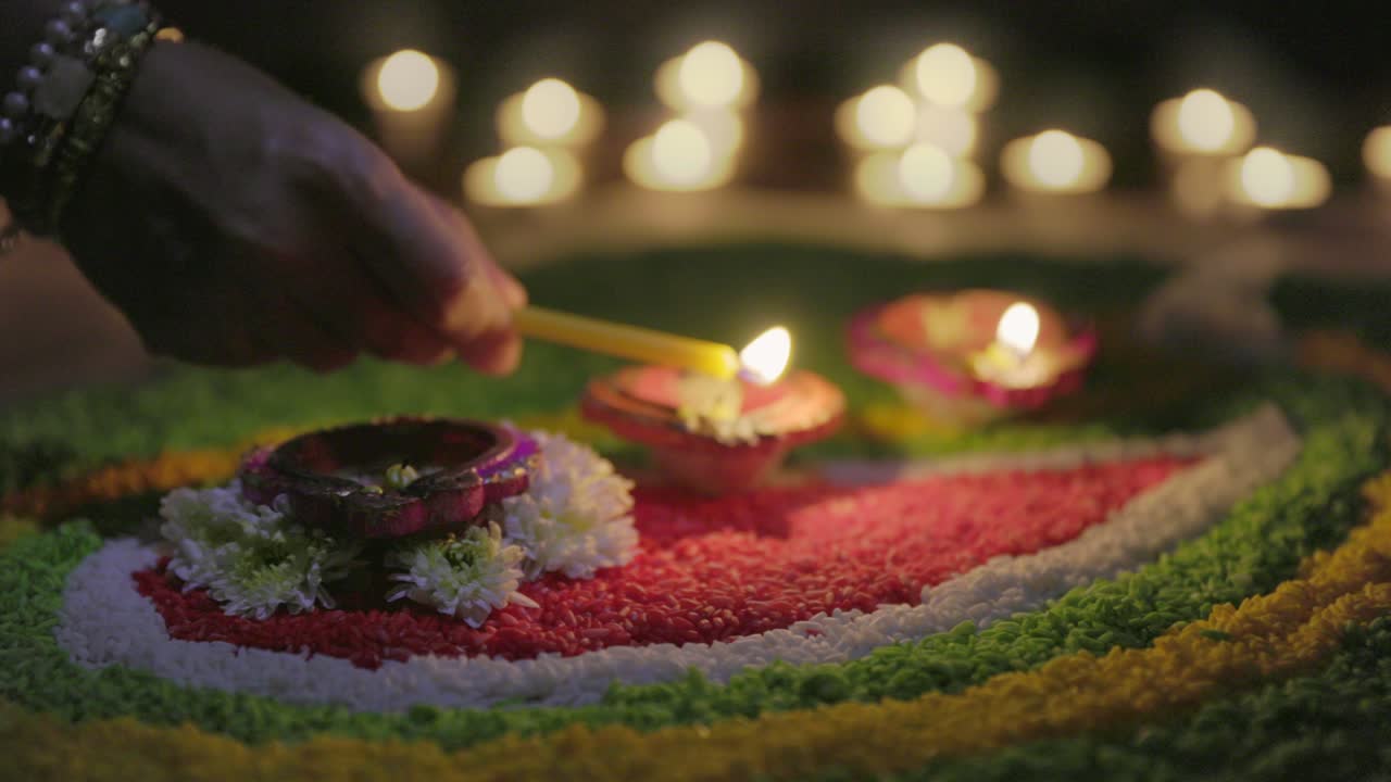 Lampade tradizionali diya accese durante la celebrazione del diwali
