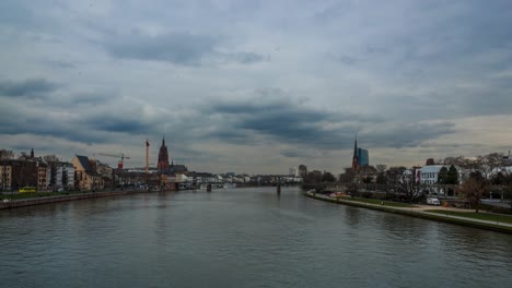 un lapso de tiempo del río principal en frankfurt, alemania