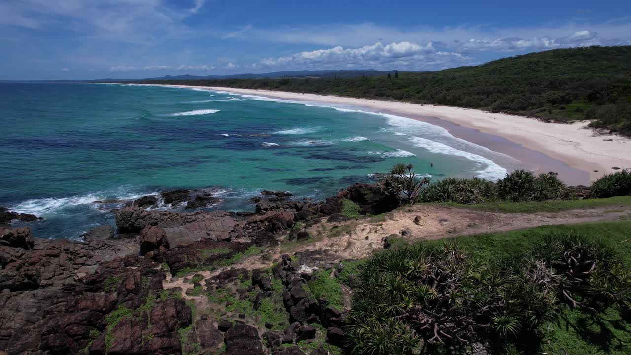 Coste rocciose con onde calme al punto panoramico di Hastings Point, sulla Tweed Coast del Nuovo Galles del Sud, in Australia. Ripresa aerea laterale