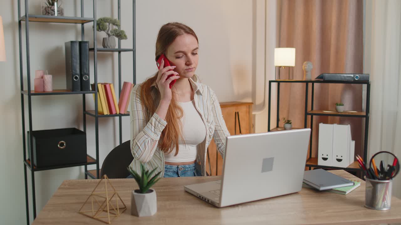 Ung kvinde bruger bærbar computer siddende på sofaen og arbejder online shopping fra hjemmekontoret